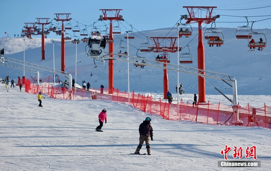 雪山でサンセットパーティー　新疆阿勒泰