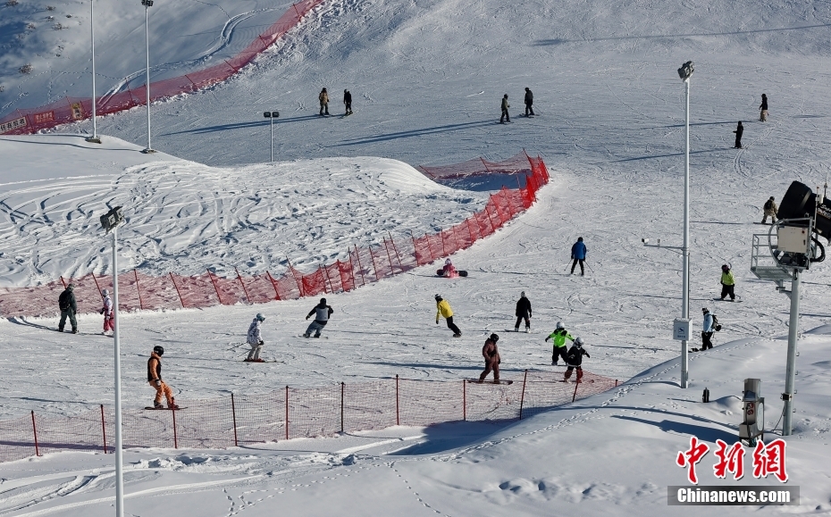 雪山でサンセットパーティー　新疆阿勒泰