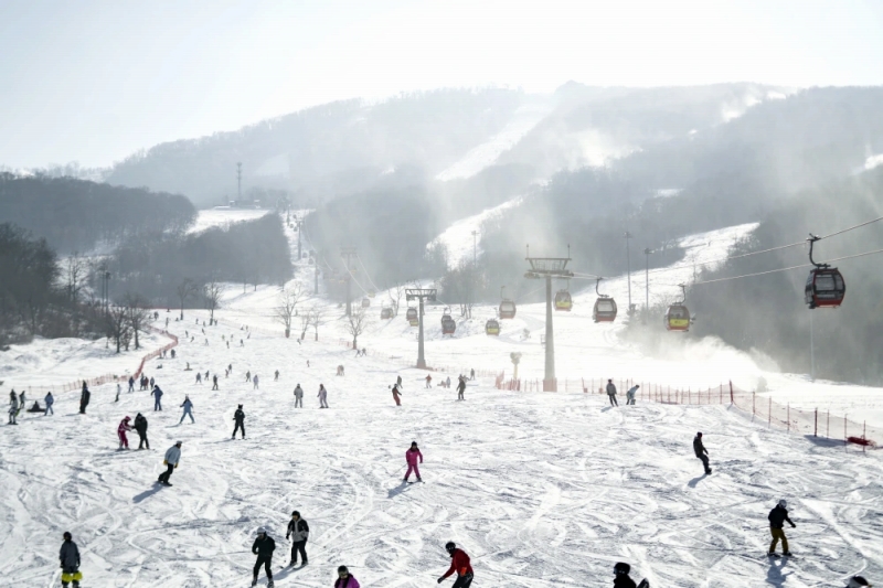 11月18日、スキーヤーで賑わう吉林市万科松花湖リゾートのゲレンデ（撮影・許暢）。