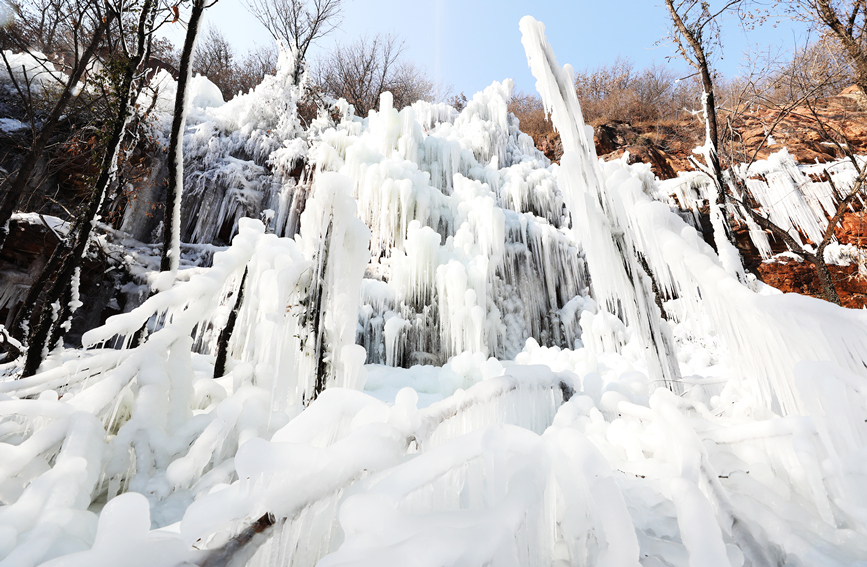 長さ5キロにわたる峡谷が「氷の滝」に　河南省