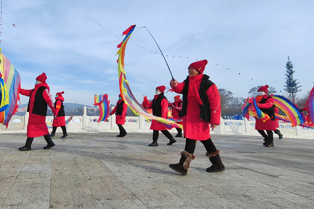 中国各地で賑やかに新年を祝う人々