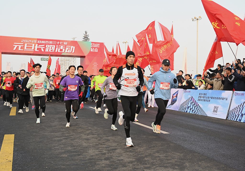 中国各地で賑やかに新年を祝う人々