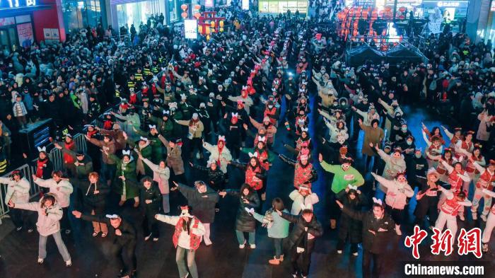 2023年12月31日に瀋陽市の太原街で開催された年越しイベントで「科目三」ダンスを踊る参加者ら。