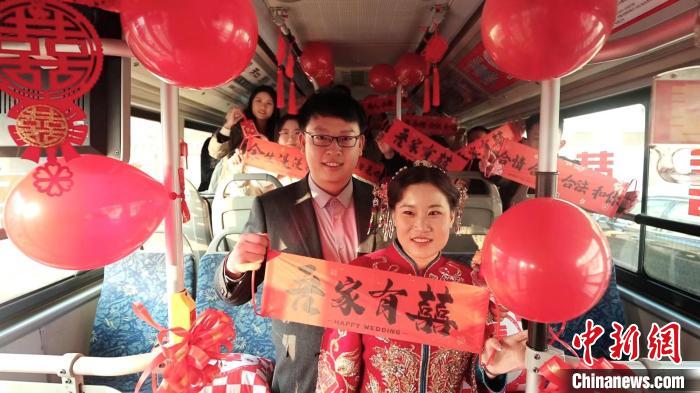 「ウェディングバス」で低炭素なロマンチック・ウェディングを演出　内蒙古
