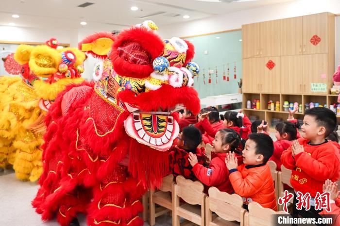 1月3日、新城時光幼稚園で園児に獅子舞のパフォーマンスを披露する先生（撮影・何蓬磊）