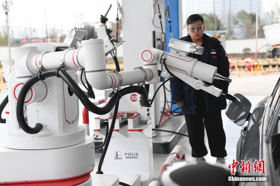 「給油ロボット」により24時間無人自動給油を実現　湖南省長沙