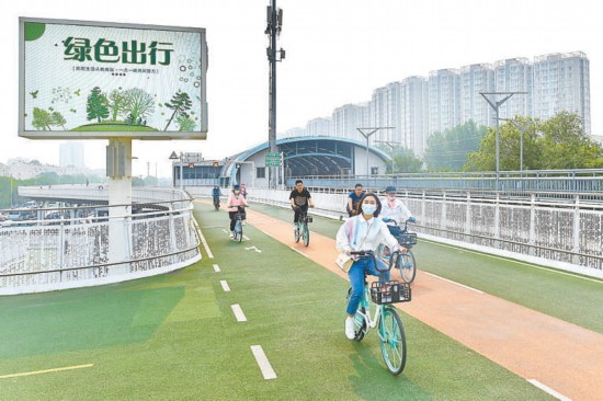 北京市内を自転車で移動する市民（撮影・鄧偉）。
