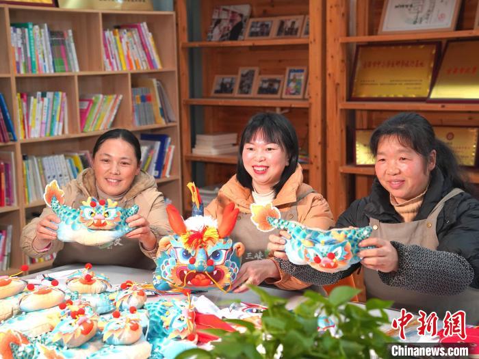 手芸作品で生活を豊かに　湖北省宜昌市許家沖村の女性たち