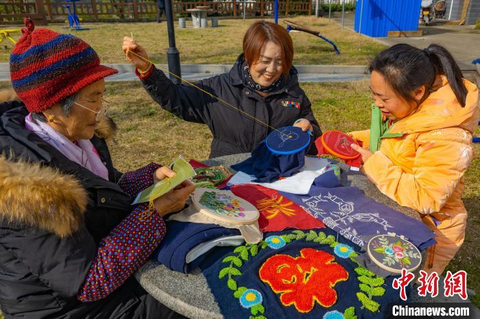 移住した女性たちの就職と増収をけん引する「指先の技術」　湖北省秭帰