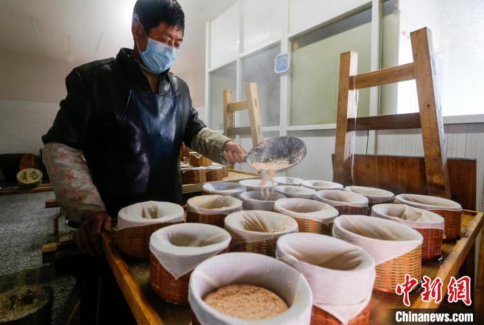 「臘八節」を控え特産品「臘八豆腐」の香り漂う安徽省黟県