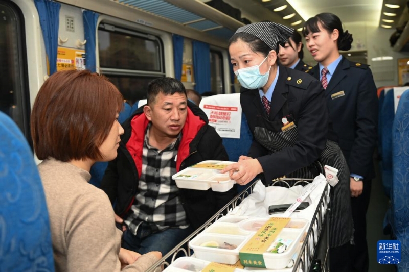 長距離列車で「温かく美味しいご飯」サービス開始