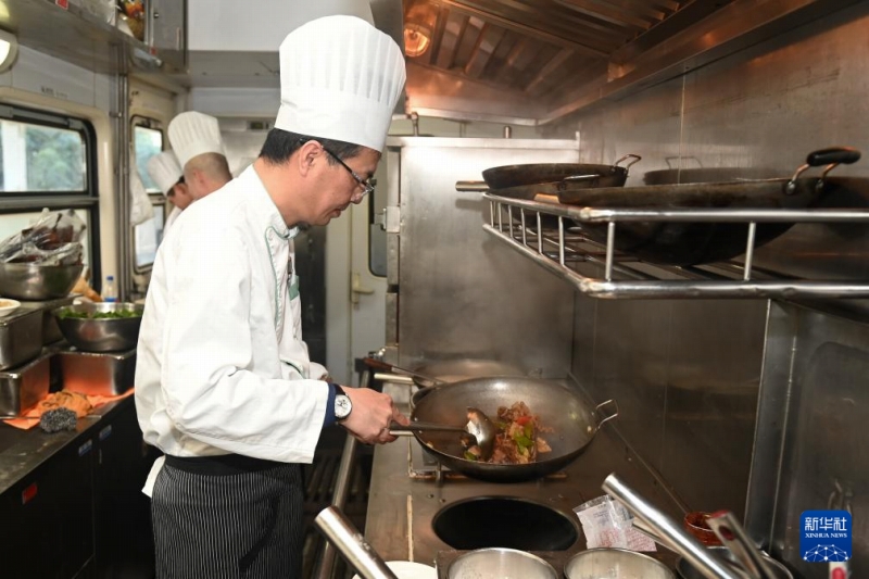 長距離列車で「温かく美味しいご飯」サービス開始