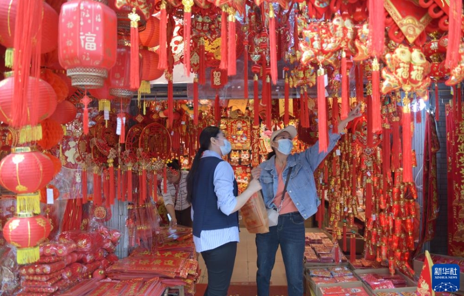 広東省広州市の一徳路で、春節飾りを買う市民（1月18日撮影・盧漢欣）。