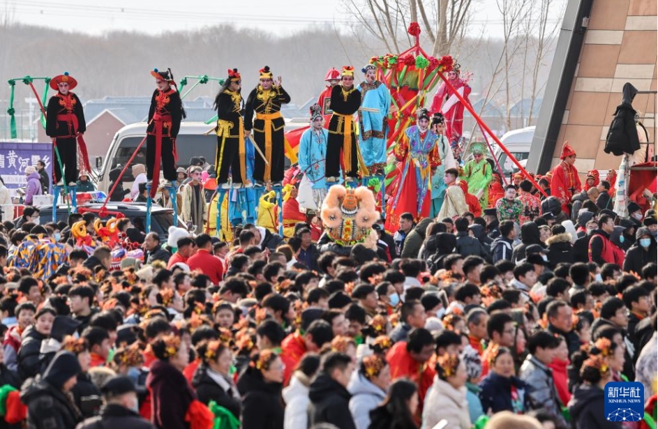 山東省淄博市高青県で開催された「山東農村文化観光フェスティバル」の開幕式で、パフォーマンスを披露する地元住民（1月18日撮影・朱峥）。