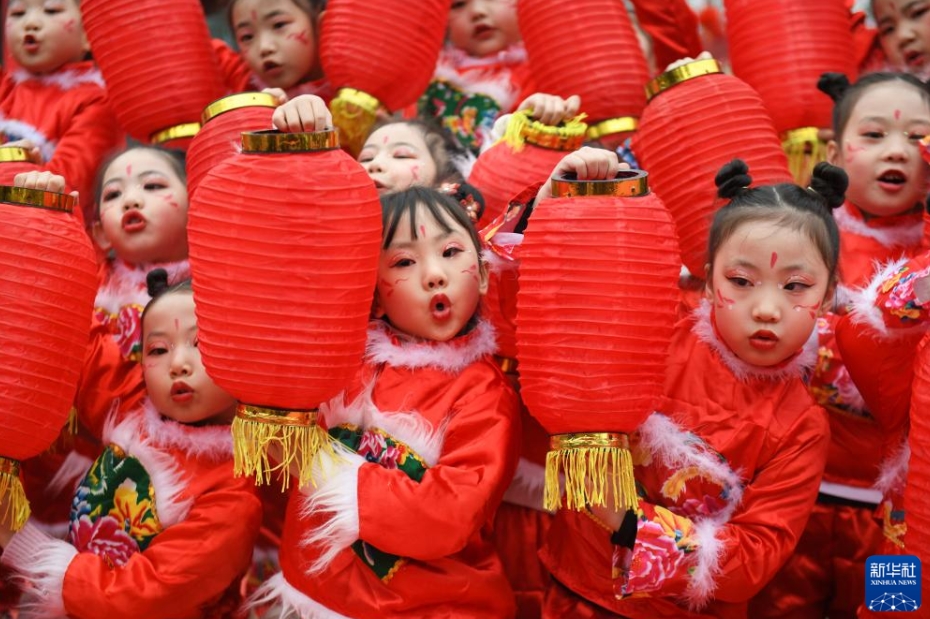 四川省閬中市の閬中古城で、臘八節を歓迎し、春節を祝うパフォーマンスを披露した子供たち（1月18日撮影・王玉貴）。