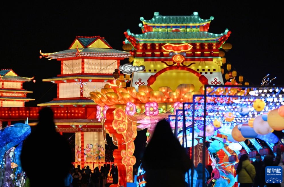 天津市西青区楊柳青鎮で開催された「楊柳青国潮ランタン展」の点灯式（1月18日撮影・李然）。