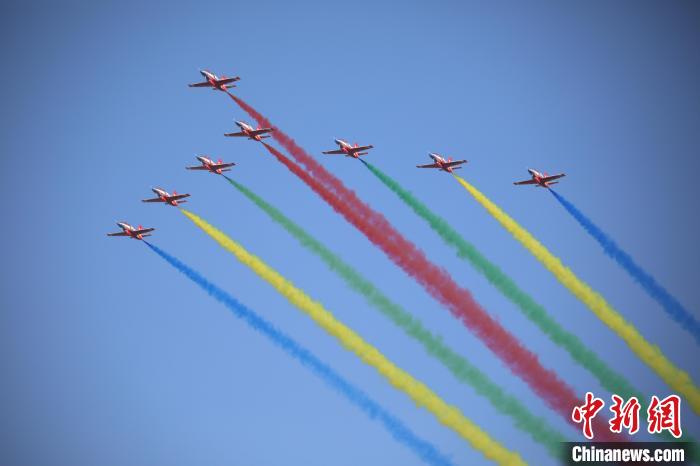 1月18日、ラオス・ビエンチャンのタートルアン上空で飛行パフォーマンスを披露する中国空軍のアクロバット飛行隊「紅鷹」（撮影・張弛）
