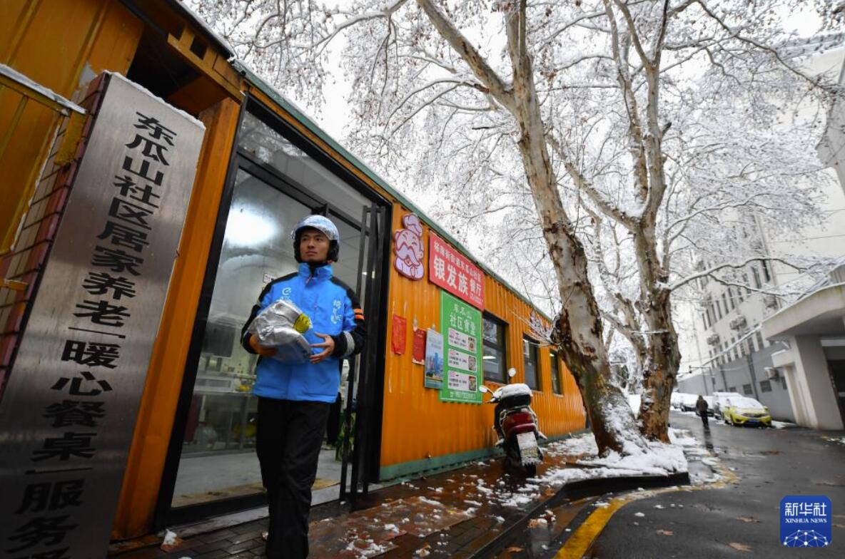 雪の中、高齢者に温かい食事を届けるサービス　湖南省長沙