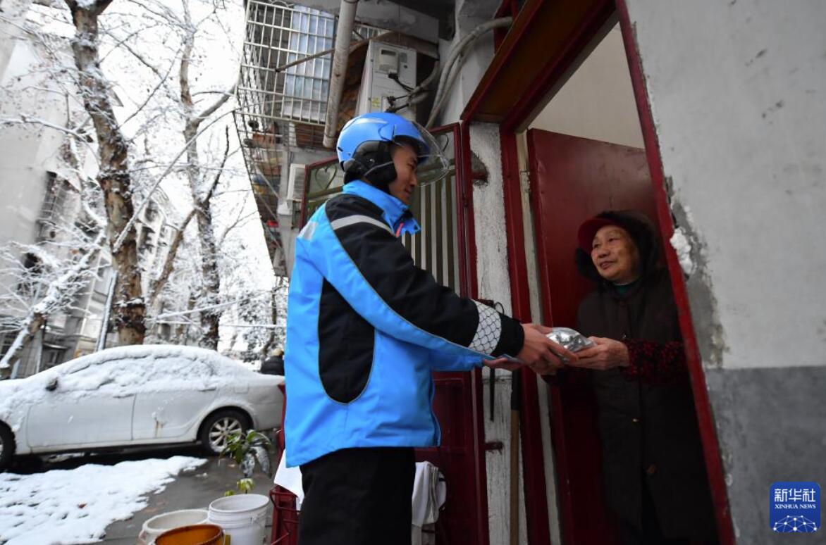 雪の中、高齢者に温かい食事を届けるサービス　湖南省長沙