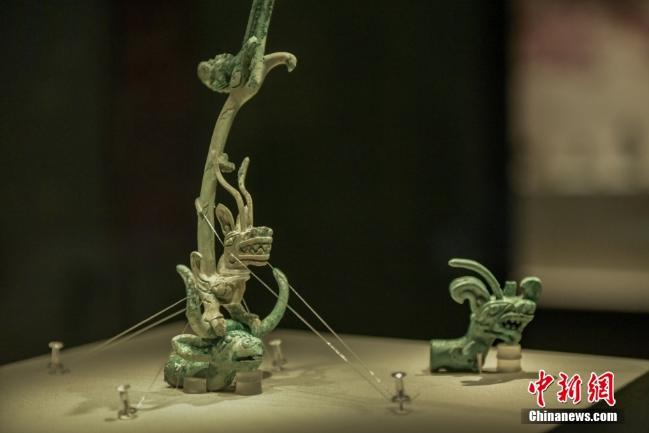 四川博物館で展示されている四川省広漢市の三星堆遺跡から出土した青銅祭壇関連の文化財（写真左）と竜の形をした銅の装飾品（1月23日撮影・劉忠俊）。