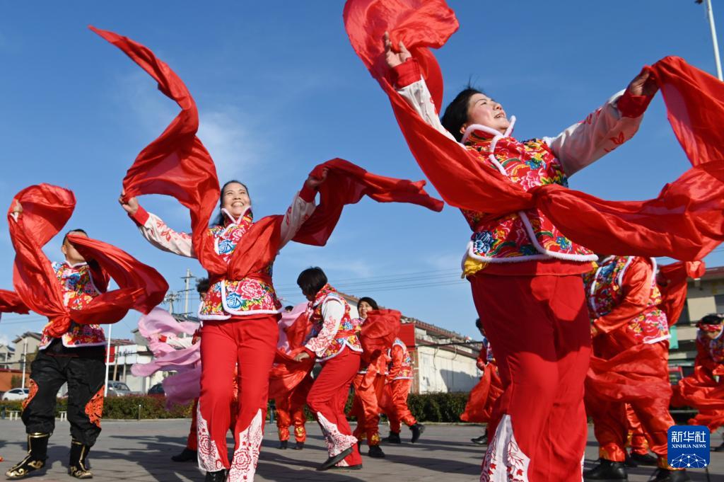 河南省沁陽市西向鎮の文化広場で、民族舞踊「大秧歌（ヤンコ踊り）」を踊る西向村の村民（1月23日撮影・楊帆）。