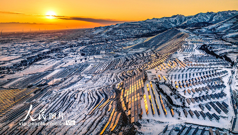 太陽光発電所の美しい雪景色　山西省芮城県