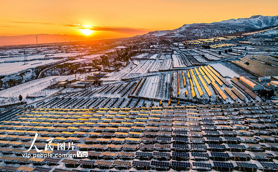太陽光発電所の美しい雪景色　山西省芮城県