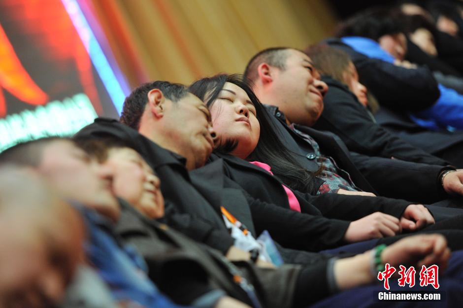 山西省太原市で催眠術師のサポートの下、睡眠をとってストレスを解消する男女(資料写真、撮影・韋亮)。