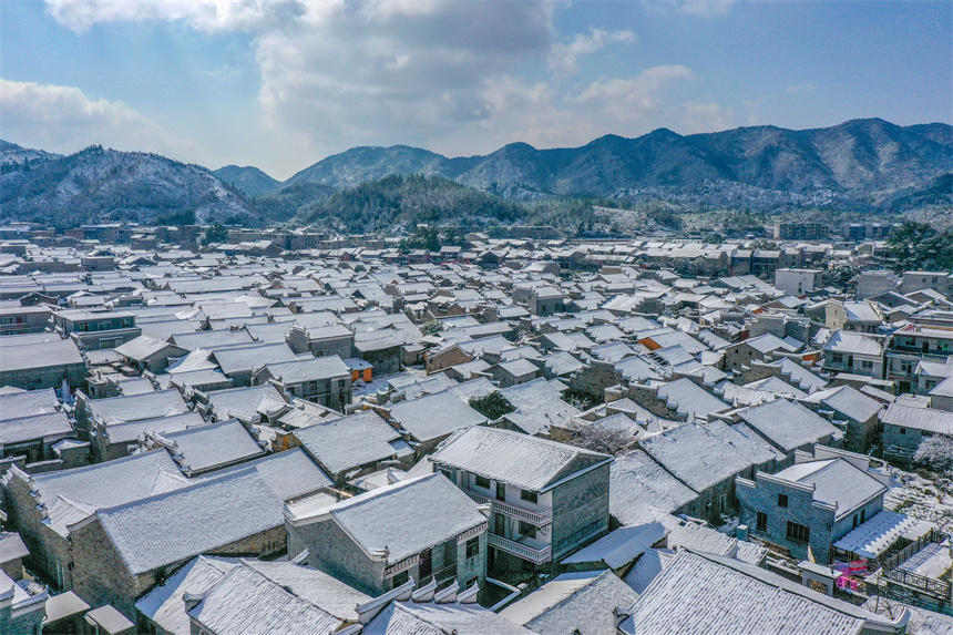 雪に覆われ美しい銀世界が広がる古村落　江西省楽安