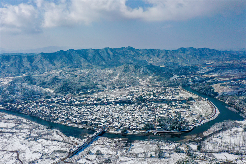 雪に覆われ美しい銀世界が広がる古村落　江西省楽安