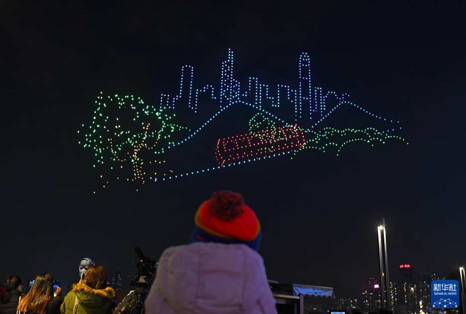 夜空を舞うドラゴン！香港特区でドローンショー