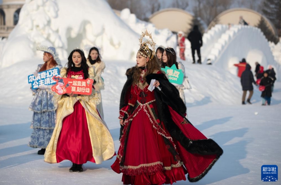 ロマンチックな雪の世界の雰囲気盛り上げるパレード　黒竜江省哈爾浜