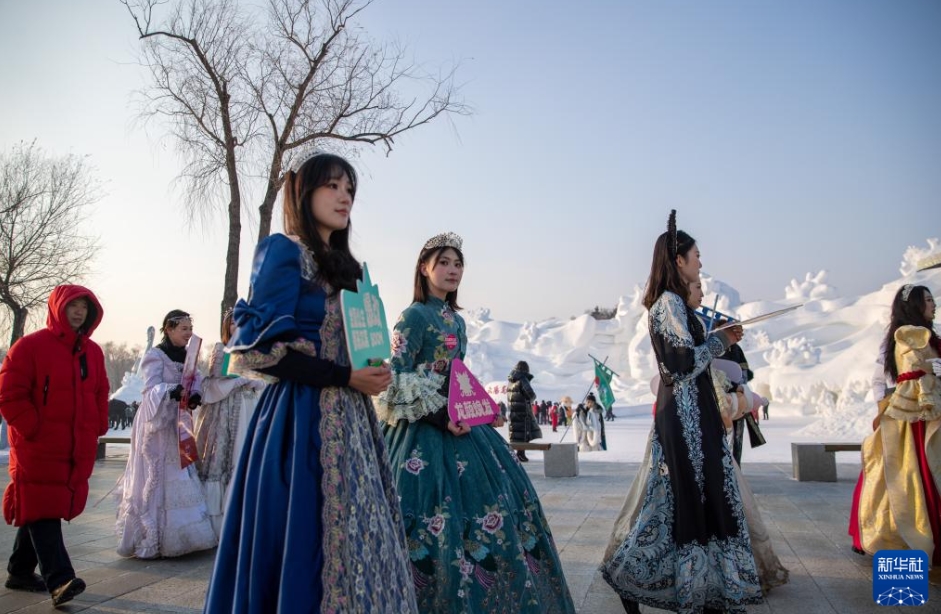 ロマンチックな雪の世界の雰囲気盛り上げるパレード　黒竜江省哈爾浜