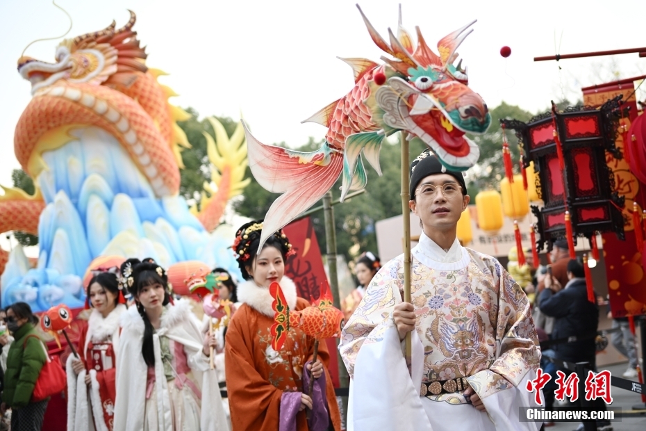 漢服パレードで春節の到来祝う若者たち　江蘇省南京