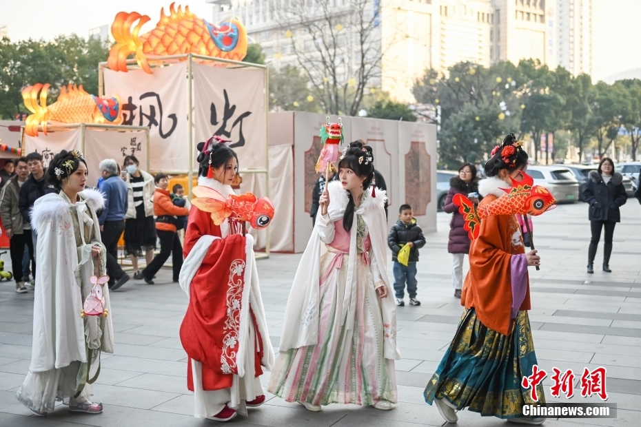 漢服パレードで春節の到来祝う若者たち　江蘇省南京