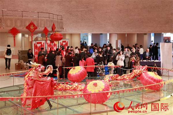 辰年の到来を祝うパーティーで一堂に会する在日華僑・華人（撮影・許可）。