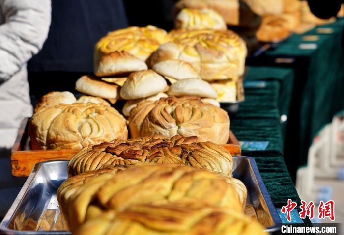 春節控え、高原の「土郷」で伝統的な饃饃作りコンテスト開催　青海省