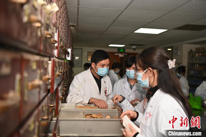 今月25日、甘粛中医薬大学附属病院で、薬材の見分け方を学ぶタイの中医学医師の「学医団」（撮影・九美旦増）。