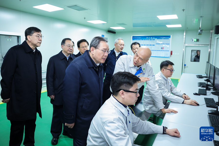 1月29日に咸陽市の彩虹顕示器件股份有限公司（IRICO Display Devices）を視察する李総理（撮影・劉彬）。