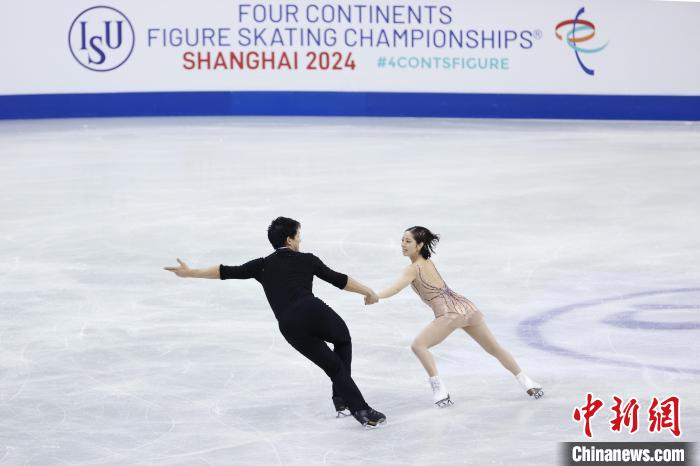 中国や各国のペアが上海で「氷上の競演」　四大陸フィギュアスケート選手権