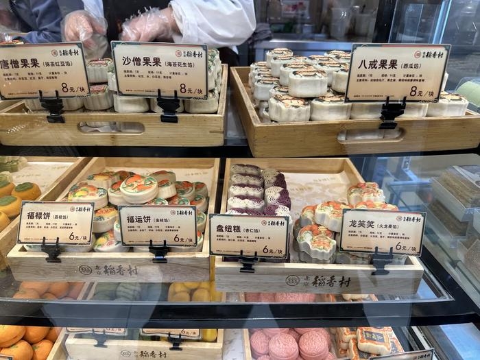 稲香村零号店に並並べられた干支をテーマにした菓子。