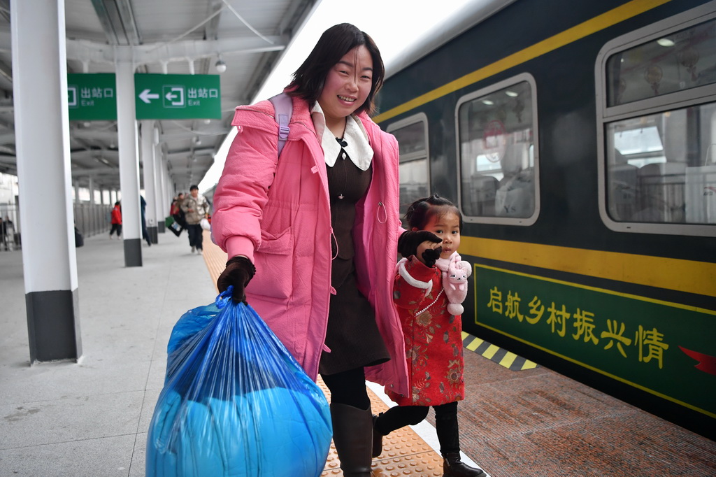 7503号車に乗り込むためホームを移動する準備をする乗客（2月4日撮影・陳斌）。