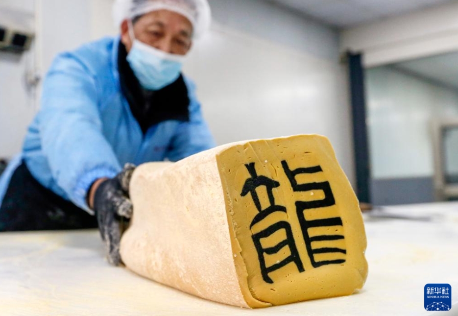 「嵌字豆糖」を制作する無形文化遺産継承者の金恵民さん（1月31日撮影・曹力）。