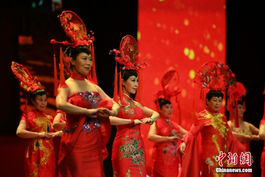 天津で高齢者が出演する「シニア春晩」