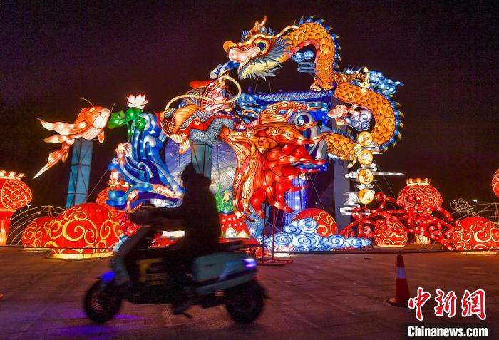 「竜」がテーマの飾り提灯設置された新疆・烏魯木斉市内の新春ムード高まる