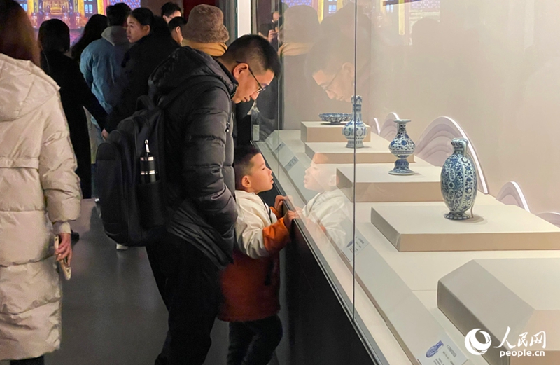 江西省博物館に一歩足を踏み入れると、皇室専用の陶磁器「御磁」の各様式の逸品がずらりと並び、訪れた市民と観光客を楽しませていた。（撮影・毛思遠）