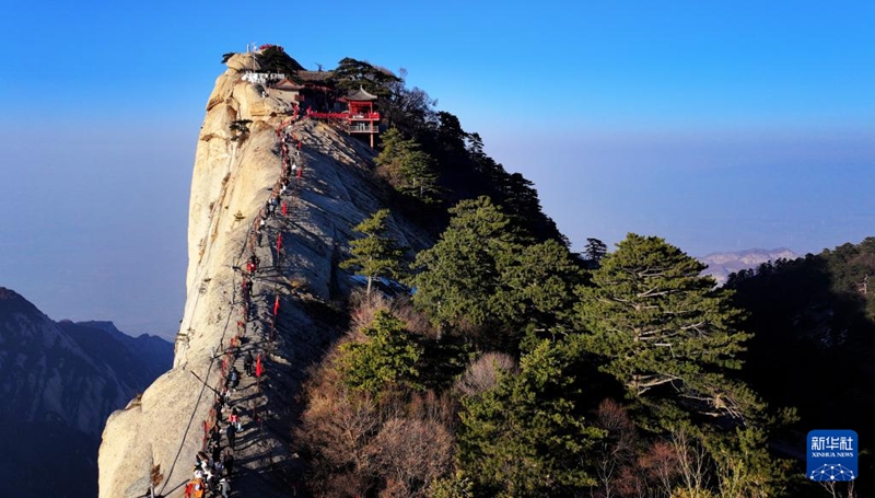 美しい中国　新春に華山に登り険しい山を眺める