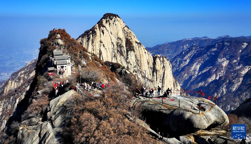 美しい中国　新春に華山に登り険しい山を眺める