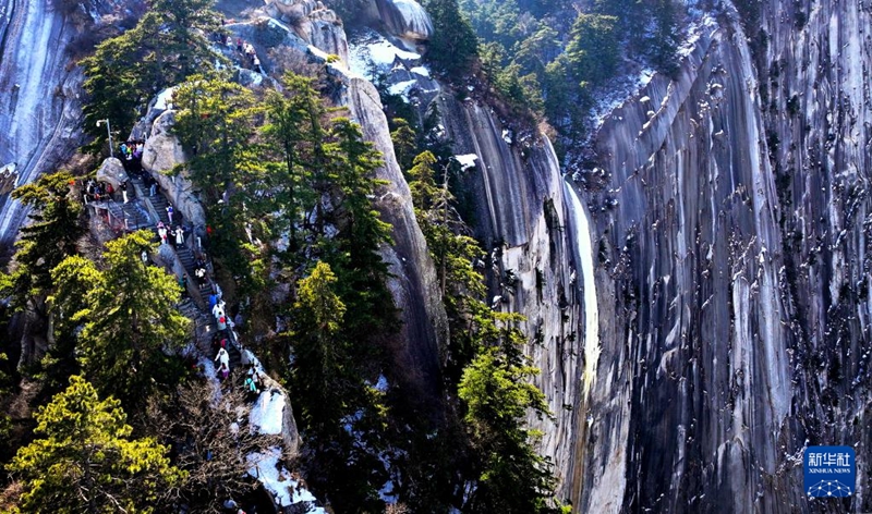 美しい中国　新春に華山に登り険しい山を眺める