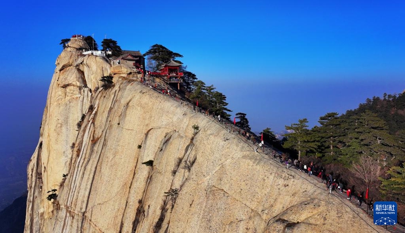 美しい中国　新春に華山に登り険しい山を眺める